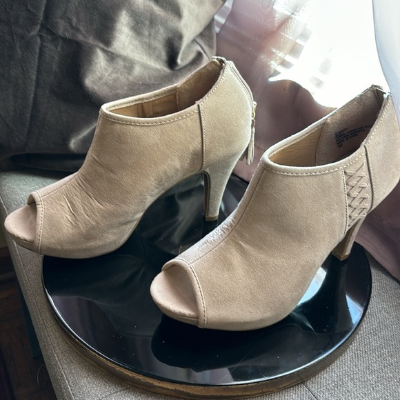2/$30 Madden girl faux suede ankle booties size 7 - Picture 2 of 9